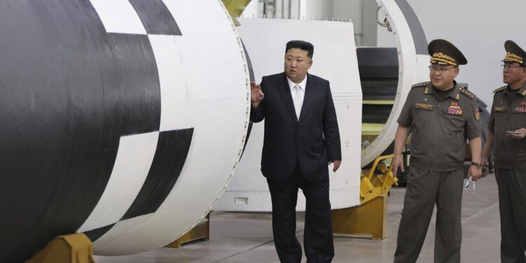 Alerta global: Coreia do Norte apresenta arma nuclear de alcance intercontinental