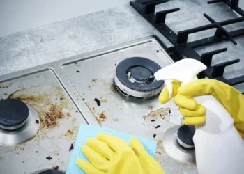 Para que serve borrifar vinagre no fogão uma vez por mês, segundo especialistas