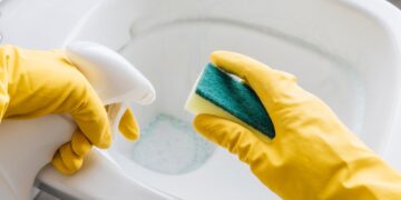 Adeus aos produtos químicos caros: como eliminar maus odores do banheiro usando apenas 1 produto da cozinha