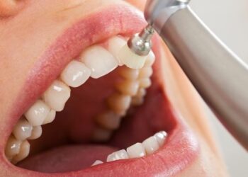 Dentistas quebram o mito: saiba a frequência correta para limpeza bucal