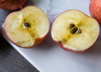 As maças permanecem frescas e não escurecem se forem guardadas juntas com outro ingrediente