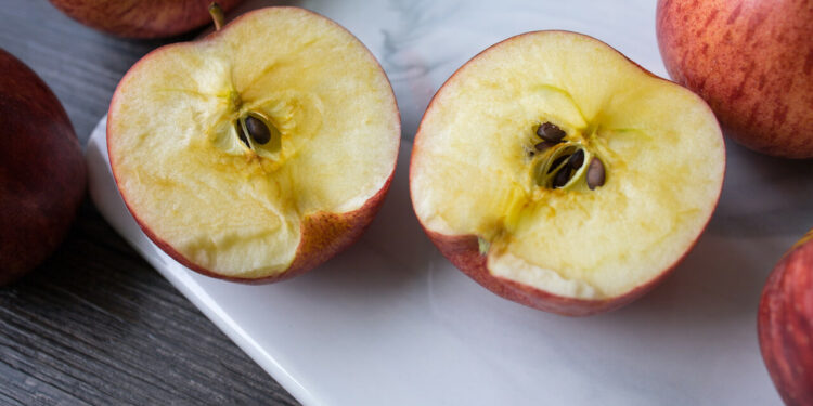 As maças permanecem frescas e não escurecem se forem guardadas juntas com outro ingrediente