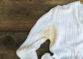 Como eliminar manchas de suor das camisetas com um truque caseiro