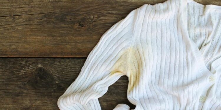 Como eliminar manchas de suor das camisetas com um truque caseiro