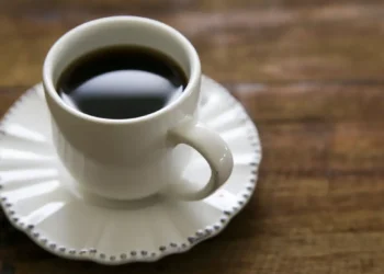Nunca mais jogue fora! Receita que usa "café que sobrou" virou moda no Brasil