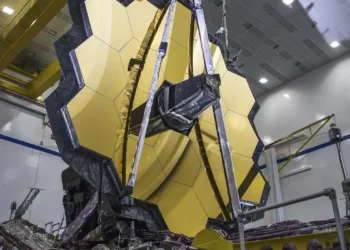 Telescópio James Webb encontra algo “muito empolgante” saindo do primeiro buraco negro já fotografado