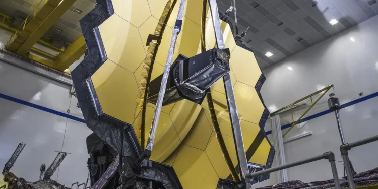 Telescópio James Webb encontra algo “muito empolgante” saindo do primeiro buraco negro já fotografado