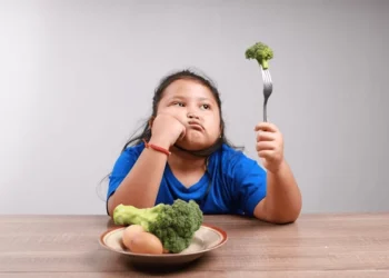 Cientistas alertam pais sobre doença que aumenta risco de diabetes e hipertensão em crianças