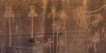 Arábia Saudita revela esculturas rupestres de 12.000 anos com detalhes surpreendentes