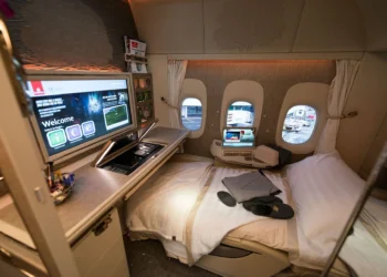 Na melhor cia aérea do mundo, você pode comer e beber de graça, e ainda pode tomar banho no avião