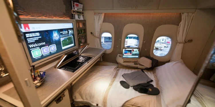 Na melhor cia aérea do mundo, você pode comer e beber de graça, e ainda pode tomar banho no avião