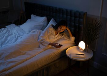 Você faz isso à noite? Especialistas dizem que é a mesma coisa de se afundar na bebida