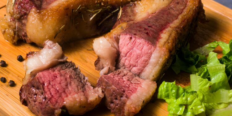 Carne vermelha no prato? Especialistas alertam para risco grave à saúde