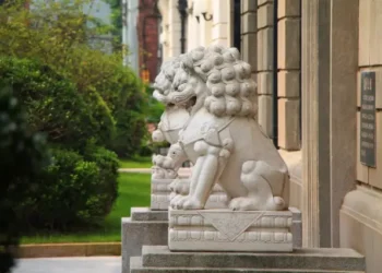 Leões na entrada de casa: o que significam e para que servem, segundo o Feng Shui