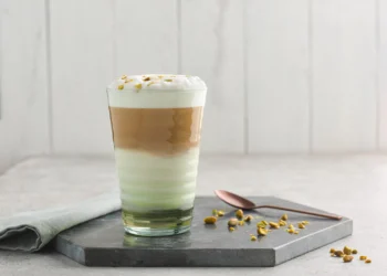 Esqueça o café: a bebida com sabor de pistache que está virando mania mundial