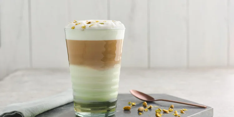 Esqueça o café: a bebida com sabor de pistache que está virando mania mundial