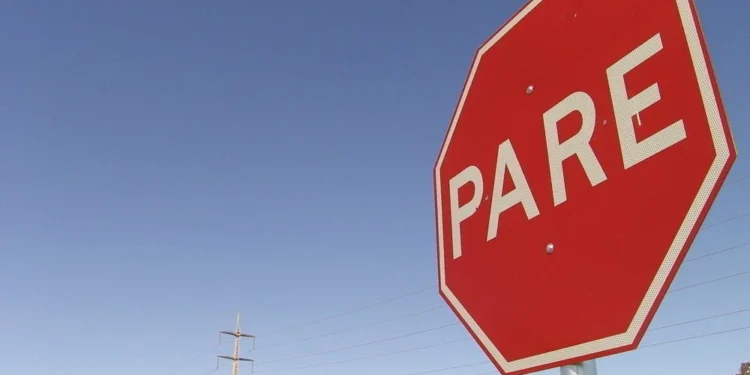 placas de trânsito semelhantes