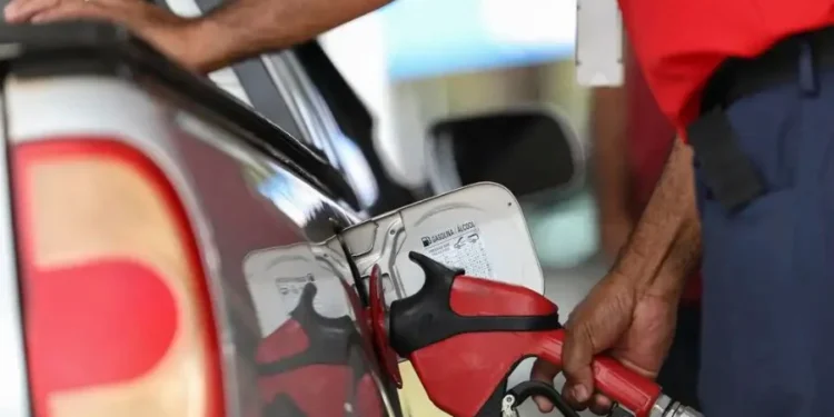 Petrobras pega todos de surpresa com decisão que afeta o preço da gasolina nos postos