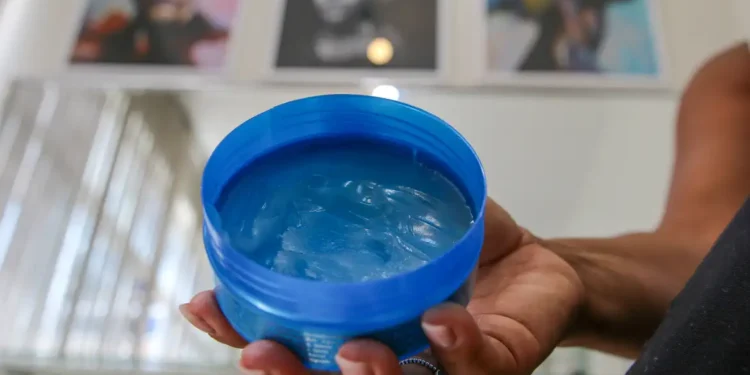 Anvisa proíbe venda de produto de beleza e emite alerta para quem comprou: jogue fora imediatamente!