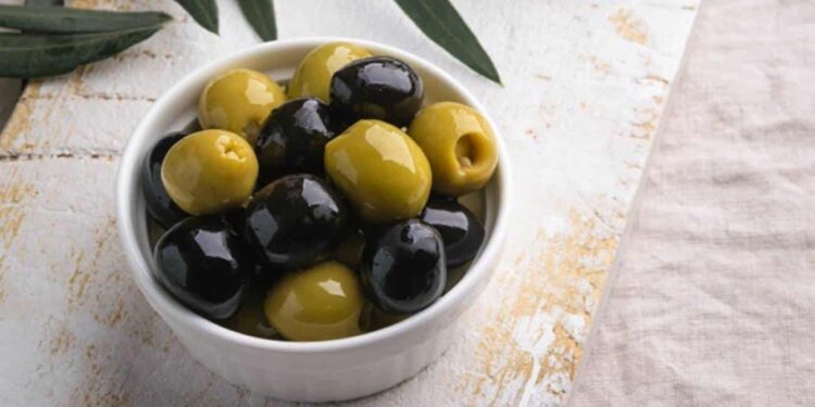 Poucos sabem: qual é a diferença entre as azeitonas verdes e as pretas