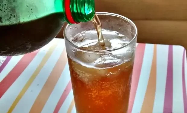 Até o refrigerante está contaminado: casos de intoxicação surgem após ingestão do líquido