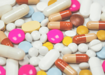 Vitamina que "impede" você de envelhecer já pode ser comprada nas farmácias do Brasil