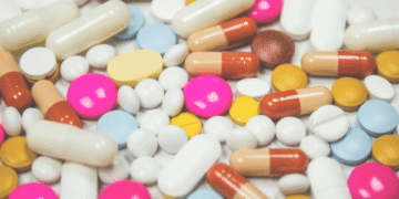 Vitamina que "impede" você de envelhecer já pode ser comprada nas farmácias do Brasil