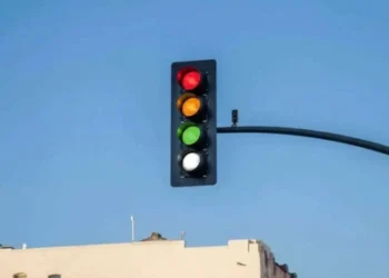 A cor branca pode ser adicionada em breve aos semáforos do Brasil