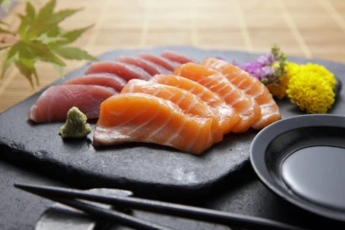 Salmão ou atum: qual escolher para perder peso, ganhar energia e proteger a saúde