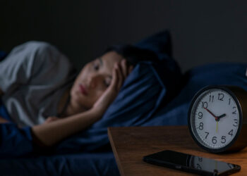 Deitou para dormir e ficou triste do nada? A ciência explica o que está por trás