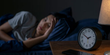 Deitou para dormir e ficou triste do nada? A ciência explica o que está por trás