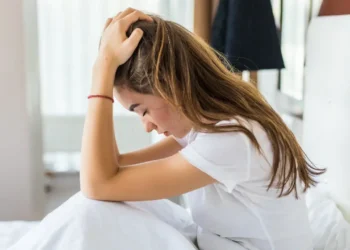 Pesquisadores alertam: isso está destruindo a juventude do seu cérebro