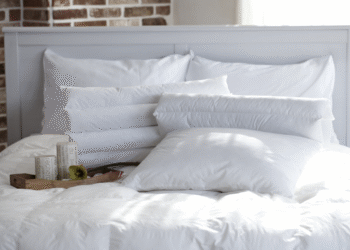 Não ignore essas manchas! Saiba por que e quando trocar seu travesseiro imediatamente