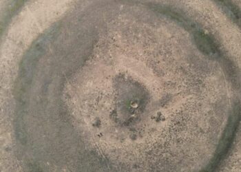 Arqueólogos escavam um dos maiores túmulos já registrados