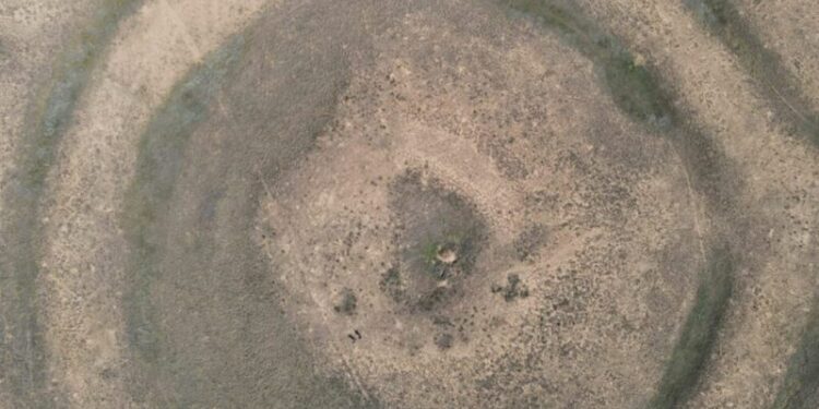 Arqueólogos escavam um dos maiores túmulos já registrados