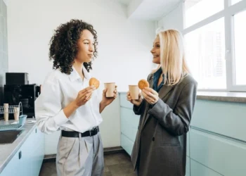Psicologia revela: por que você desvia o olhar quando alguém fala com você