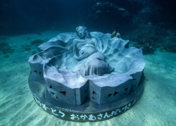 "Mulher" gigante pesa 45 toneladas, tem mais de 5 metros, e está presa no fundo do oceano