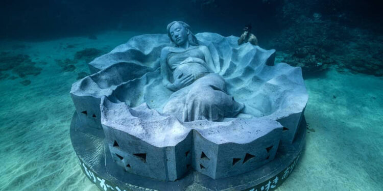 "Mulher" gigante pesa 45 toneladas, tem mais de 5 metros, e está presa no fundo do oceano