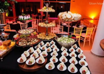 Restaurante famoso em eventos de luxo é fechado após escândalo com insetos e comida vencida