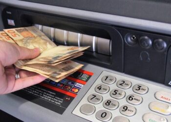 Pessoas contam os dias pelo salário e esquecem de fortuna que está aguardando resgate no Banco Central