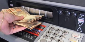 Pessoas contam os dias pelo salário e esquecem de fortuna que está aguardando resgate no Banco Central