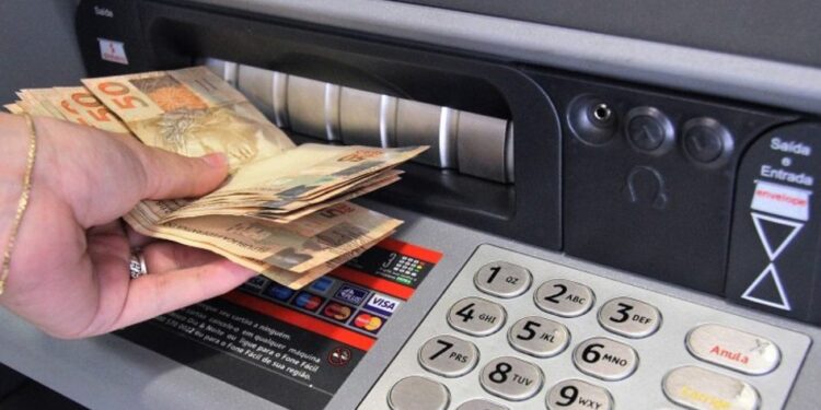 Pessoas contam os dias pelo salário e esquecem de fortuna que está aguardando resgate no Banco Central