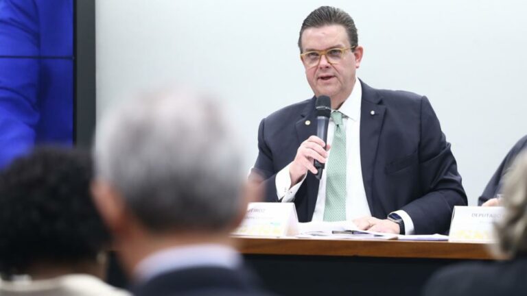 Deputado quer explicações de Wolney sobre aumento da fila do INSS