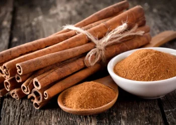 Queimar canela em casa: para que serve e quais são os benefícios