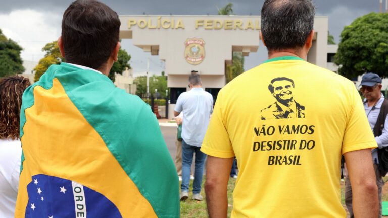 Família Bolsonaro sai de cena e o jogo muda