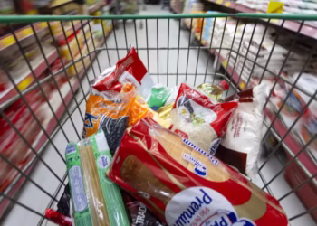 O método surpreendente que um influenciador usa para cortar até R$ 10.000 das compras do mês