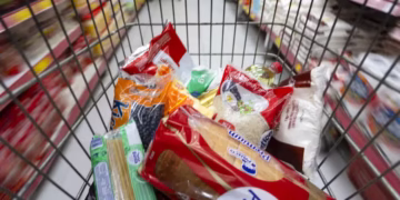 O método surpreendente que um influenciador usa para cortar até R$ 10.000 das compras do mês