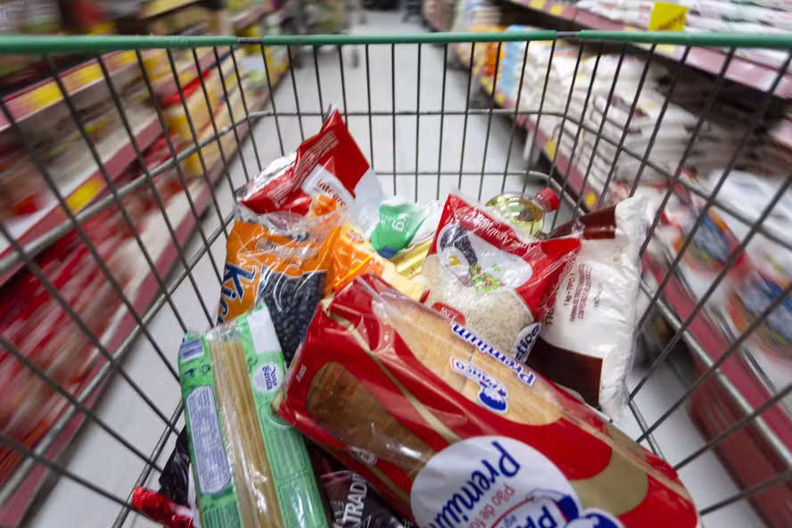 O método surpreendente que um influenciador usa para cortar até R$ 10.000 das compras do mês