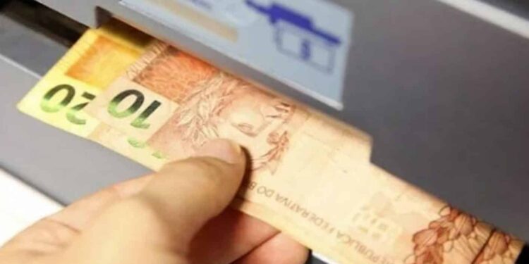 Governo vai depositar pelo menos R$ 600 na conta dos brasileiros em novembro — data já está confirmada