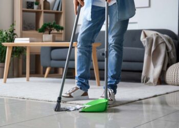 O motivo pelo qual muitas pessoas evitam varrer depois que as visitas vão embora, segundo a tradição